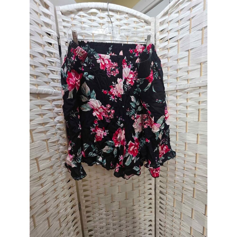 Black Floral Flowy Ruffle Shorts size 5 Torrid